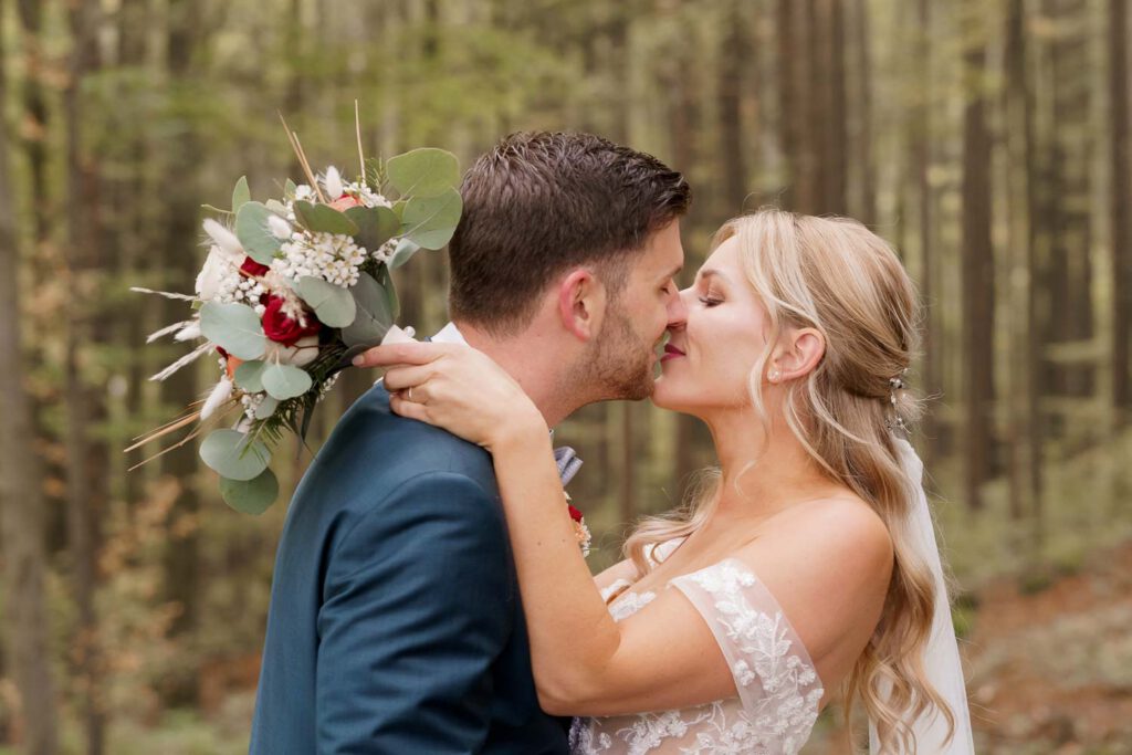 brautpaar kuss hochzeit shooting
