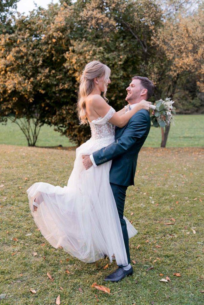 braeutigam hebt braut hoch hochzeit