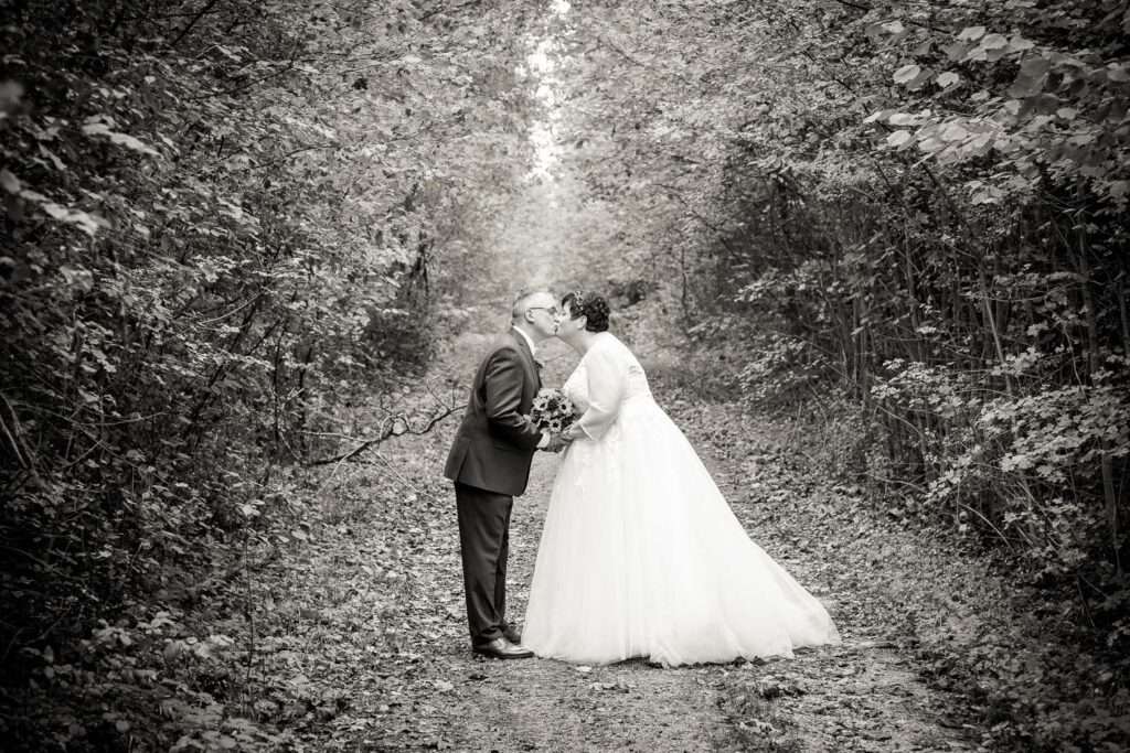 brautpaar lichtung kuss