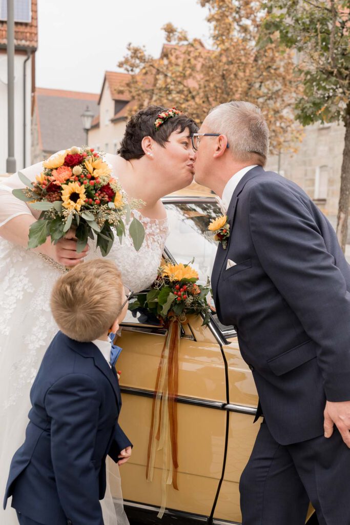 brautpaar kuss oldtimer