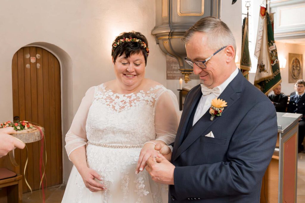 brautpaar ring anstecken kirche trauung reichenschwand