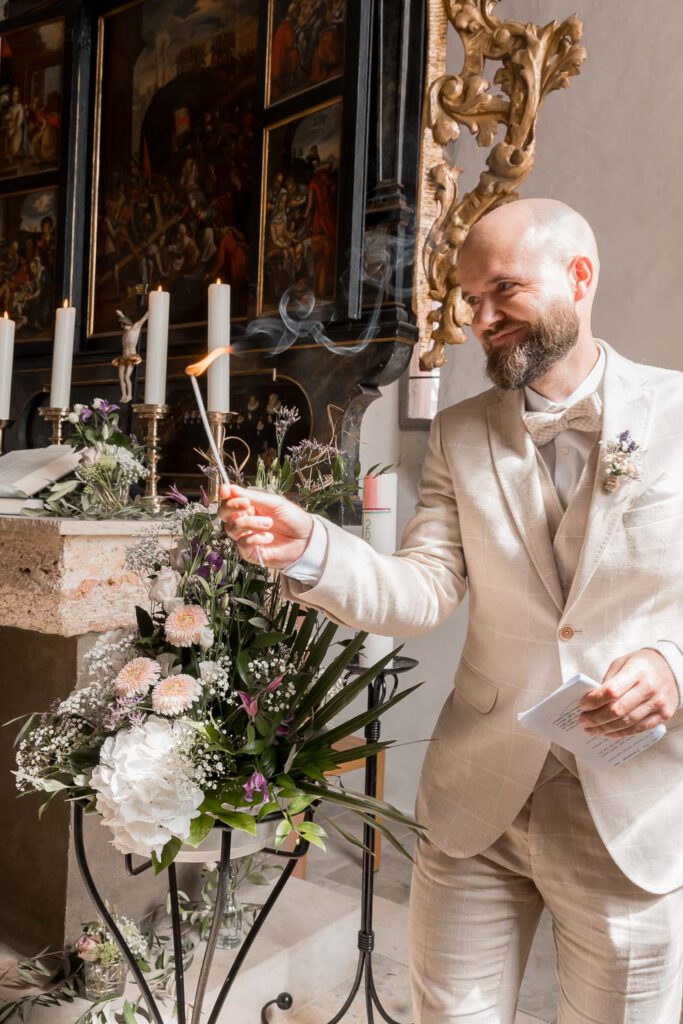 trauzeuge kirche hochzeit kerze anzuenden