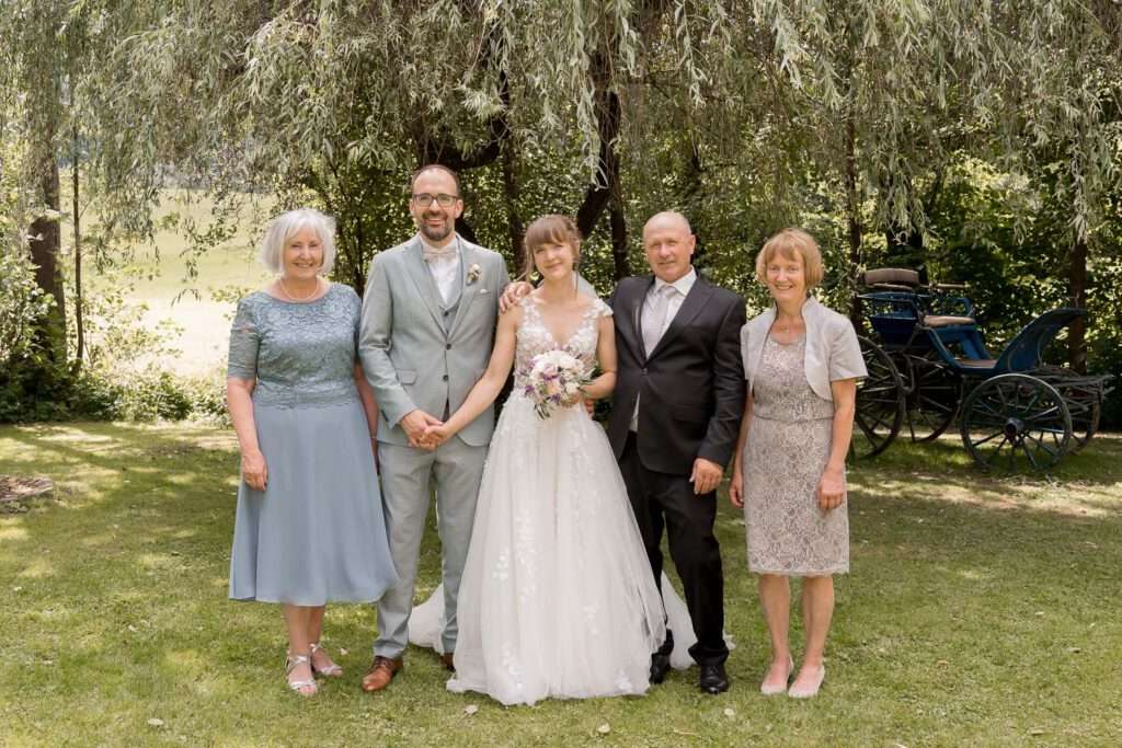 gruppenfoto hochzeit sommer kainsbacher muehle