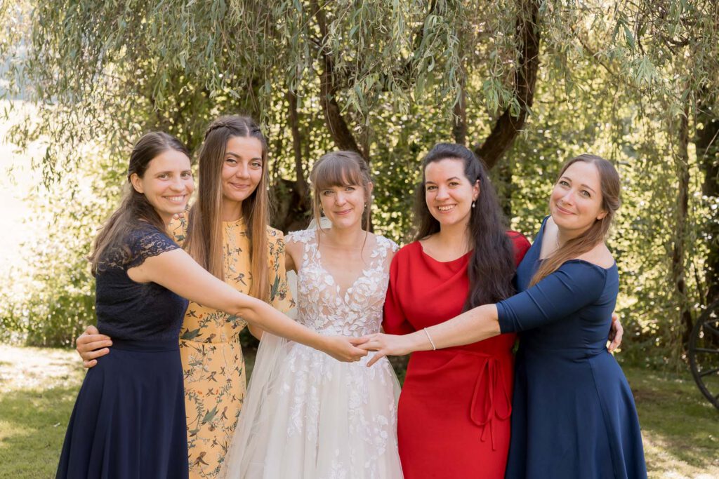 freundinnen braut hochzeit gruppenfoto