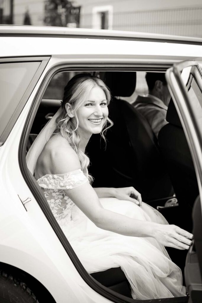 braut auto aussteigen hochzeit