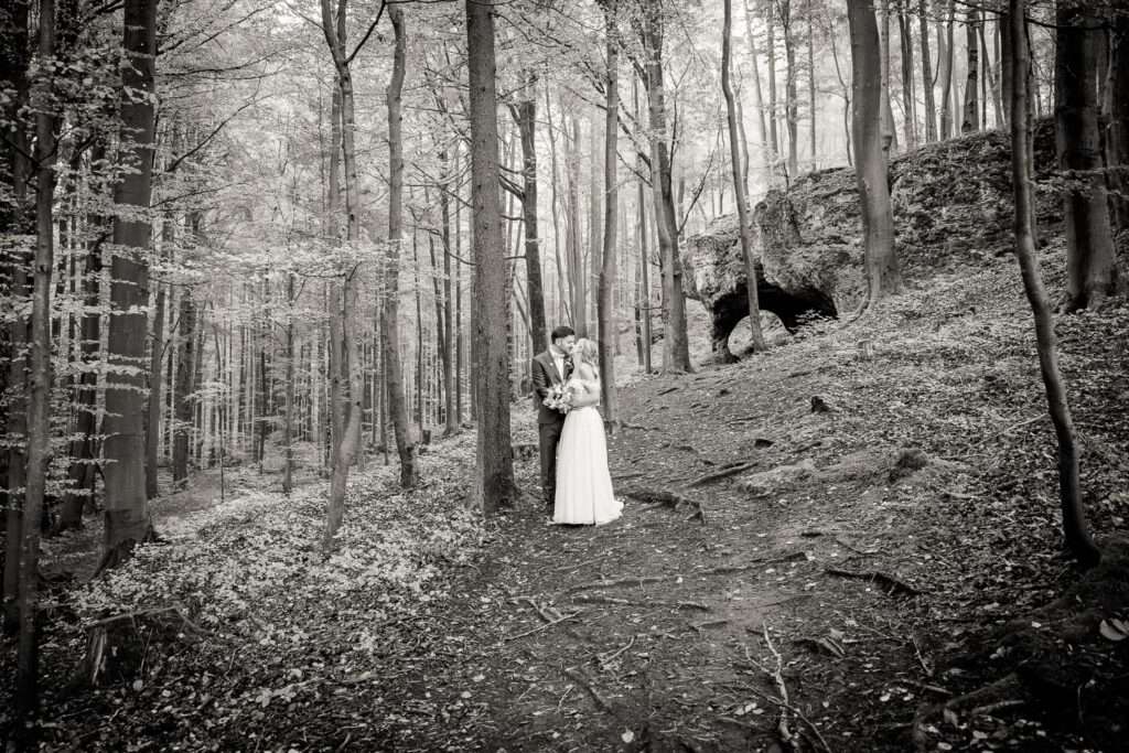 brautpaar kuss vor felsen geiskirche