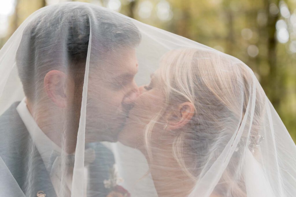 brautpaar kuss unter schleier