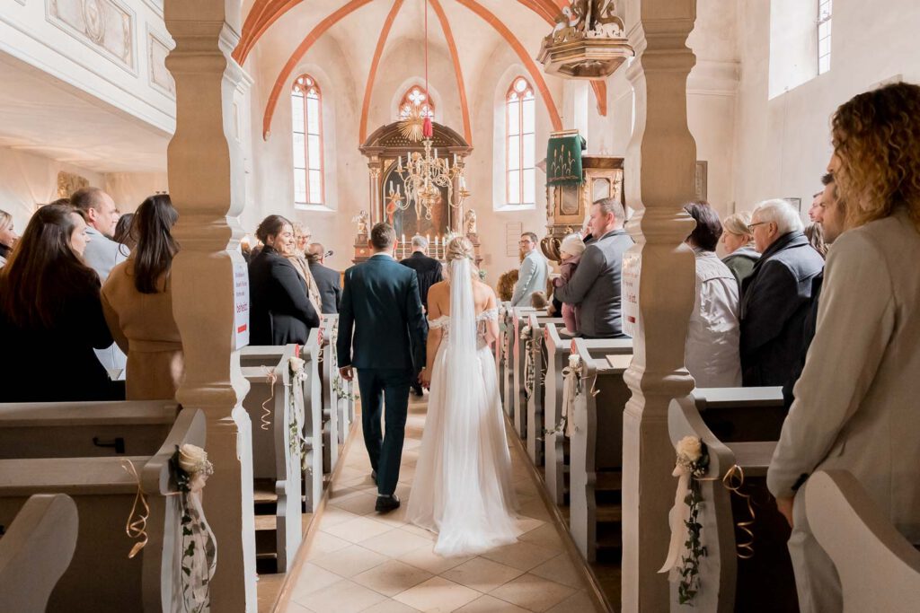 brautpaar einzug kirche hochzeit neukirchen