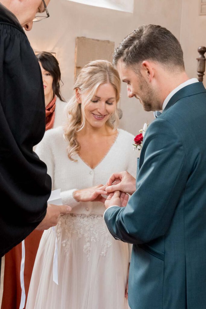 ring anstecken brautpaar hochzeit kirche
