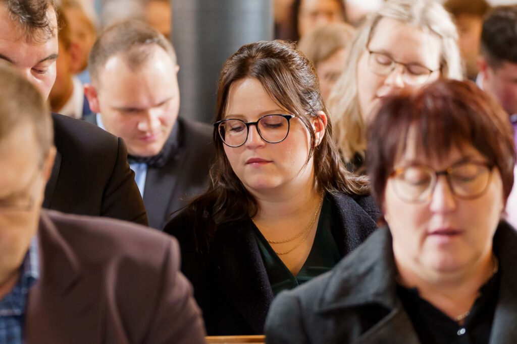 kirche hochzeitsgast singen