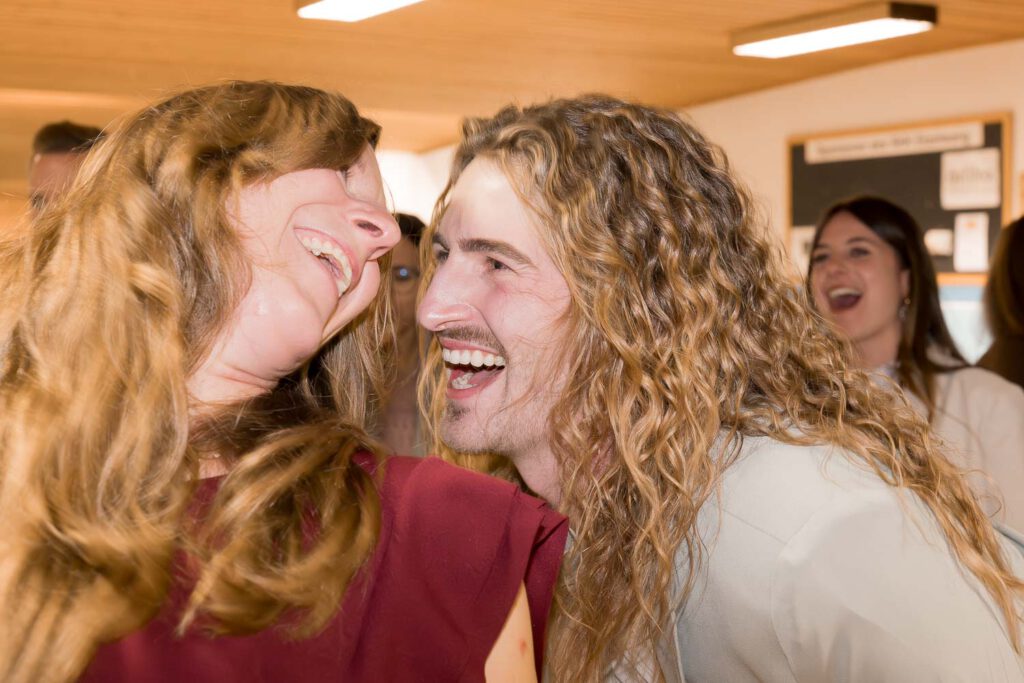 ausgelassene gaeste brautentfuehrung