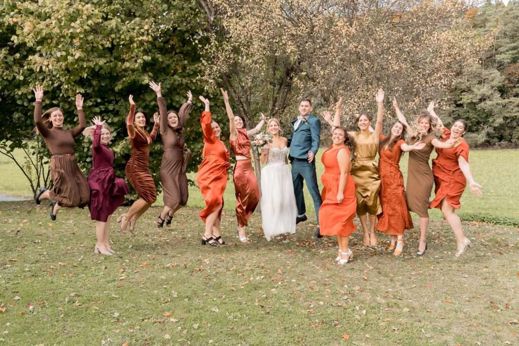 brautpaar mit brautjungfern hochzeit