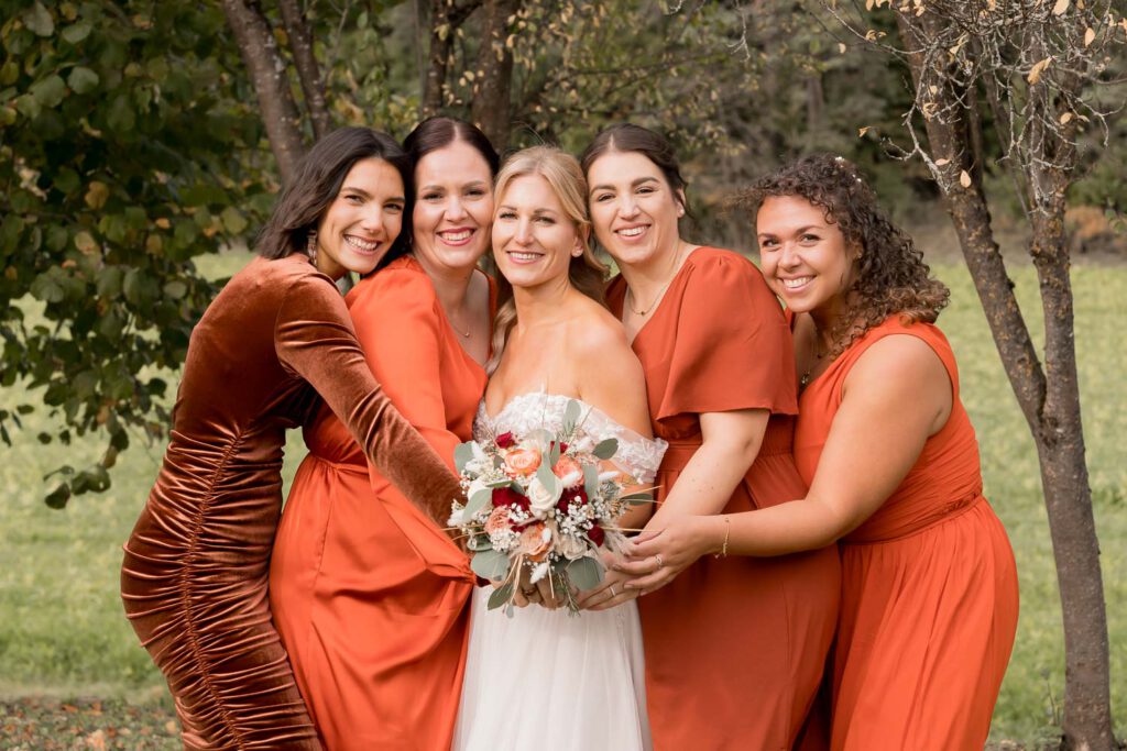 braut mit brautjungfern hochzeit