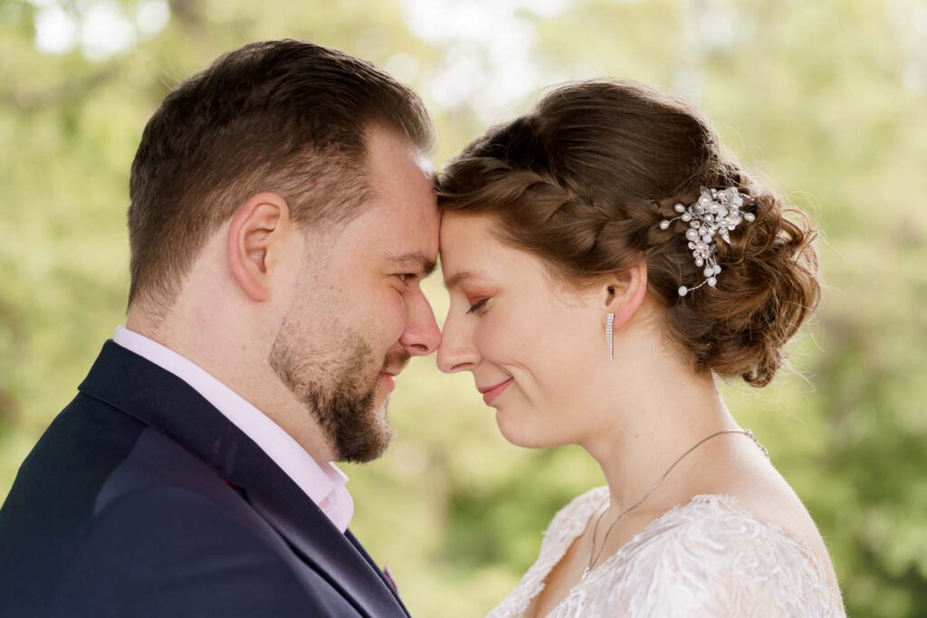 brautpaar kopf an kopf hochzeit