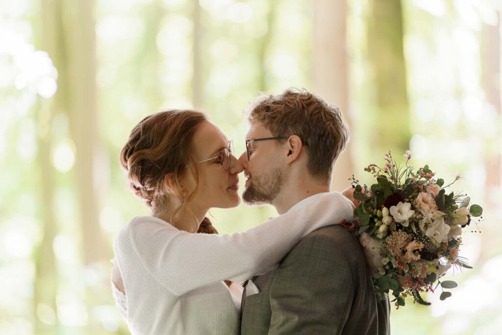 brautpaar shooting kuss wald