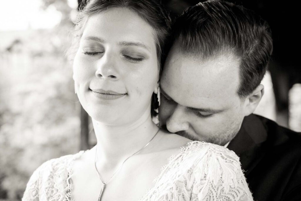 brautpaar kuss hochzeit lauf