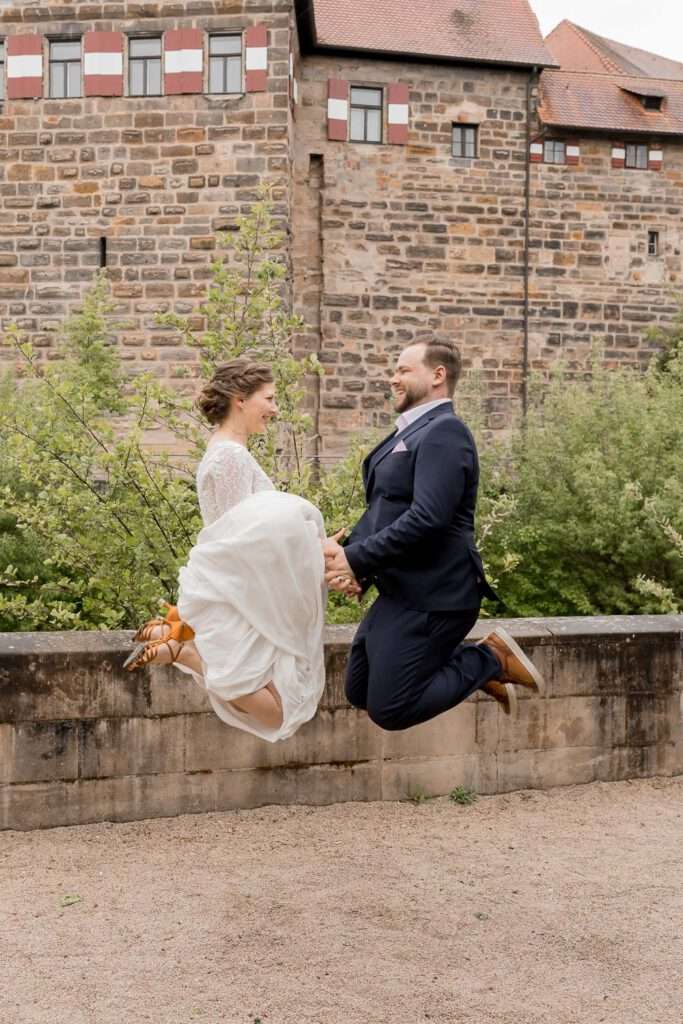 brautpaar springen schloss lauf an der pegnitz