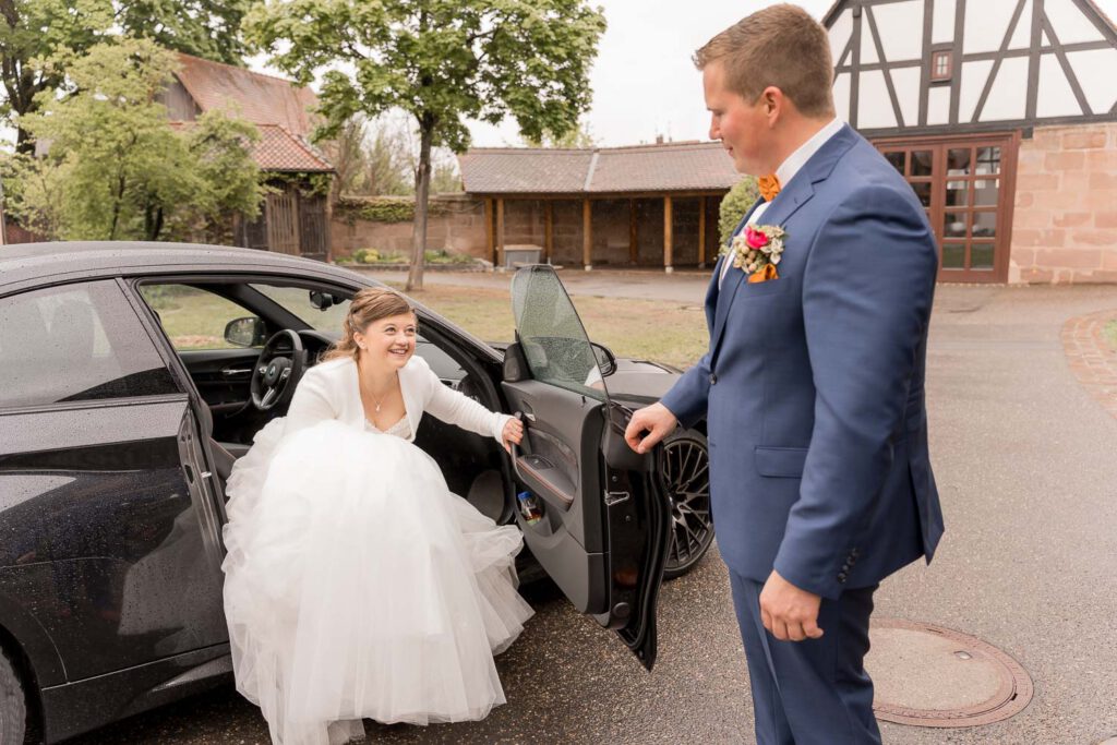 brautpaar hochzeitsauto schwaig