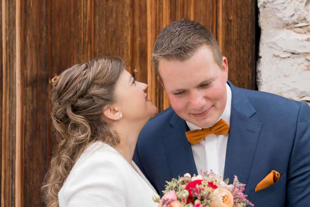 braut fluestert braeutigam ins ohr