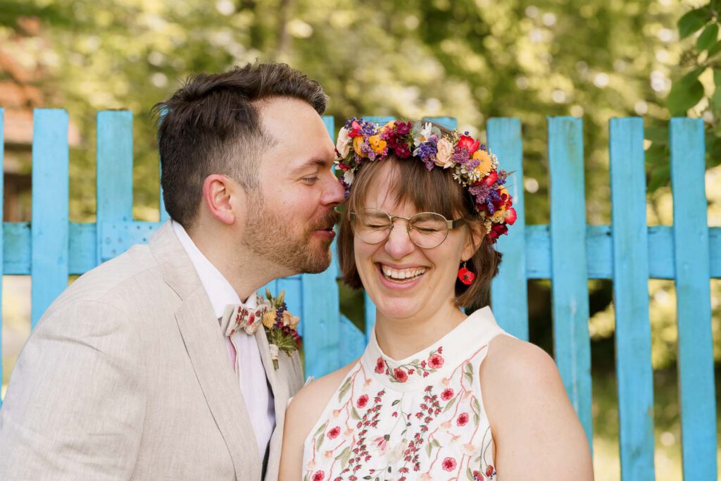 braeutigam fluestert braut ins ohr