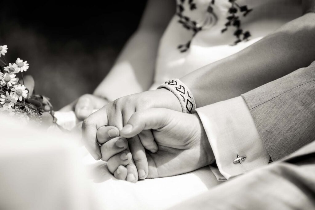haende brautpaar bei trauung