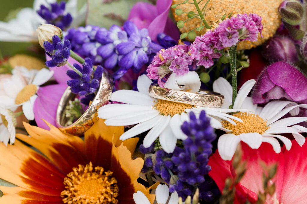 trauringe im brautstrauss hochzeit