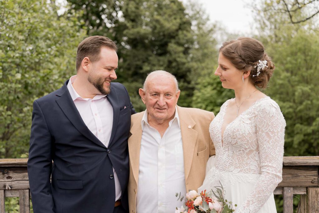 brautpaar mit opa hochzeit lauf