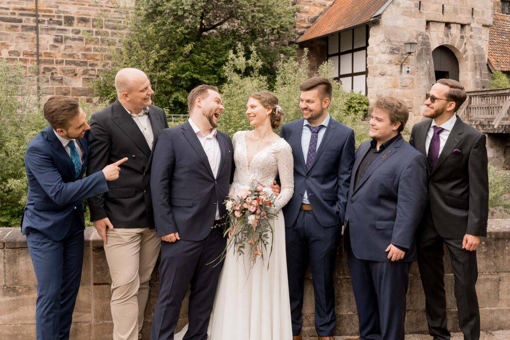 hochzeit gruppenfoto freunde lauf an der pegnitz