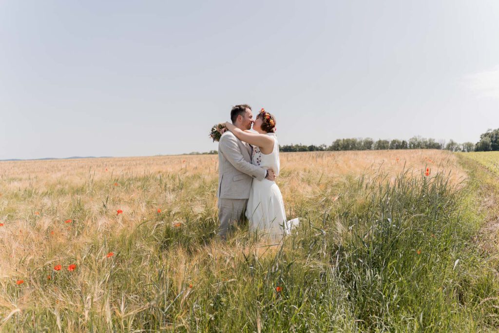 brautpaar kuss hochzeit getreidefeld