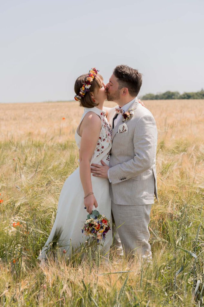 brautpaar getreidefeld mit mohn kuss