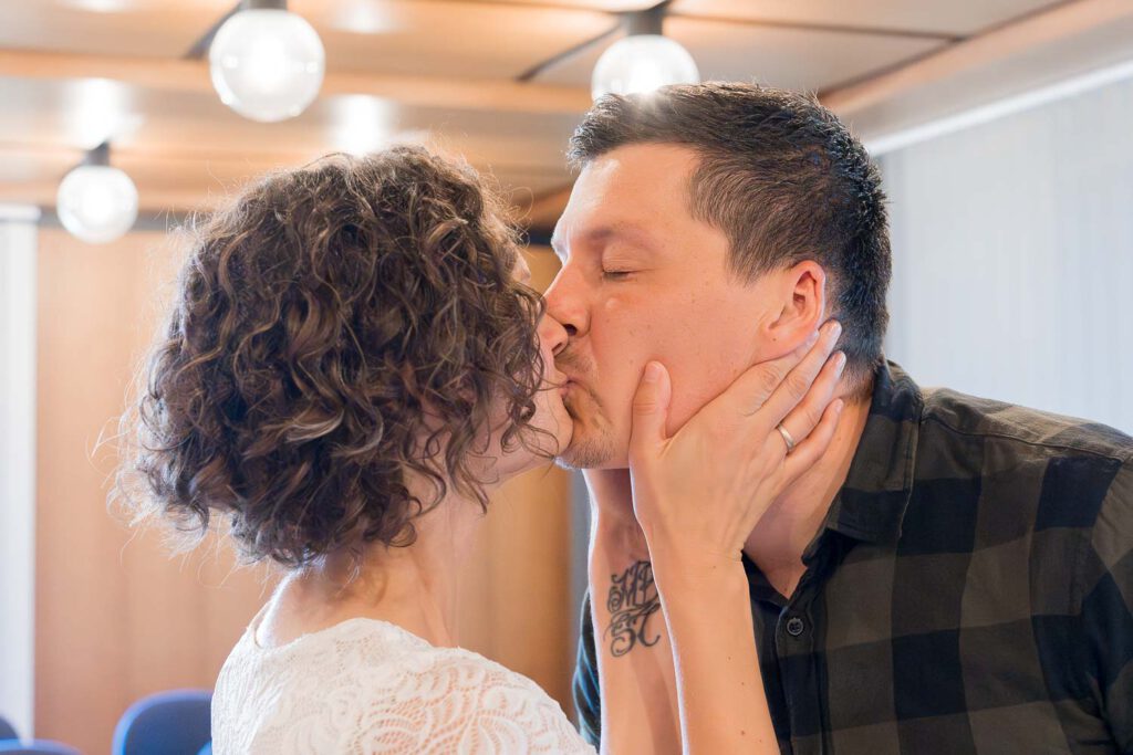 brautpaar kuss standesamt neukirchen