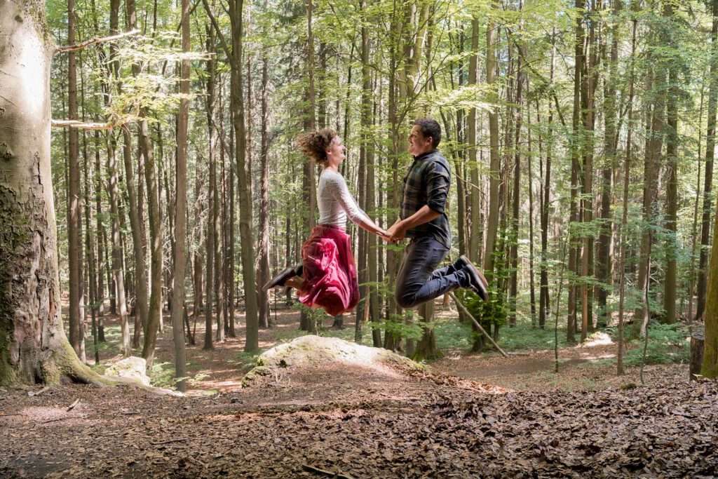 brautpaar springen im wald oberpfalz