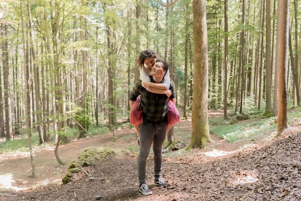 brautpaar huckepack shooting