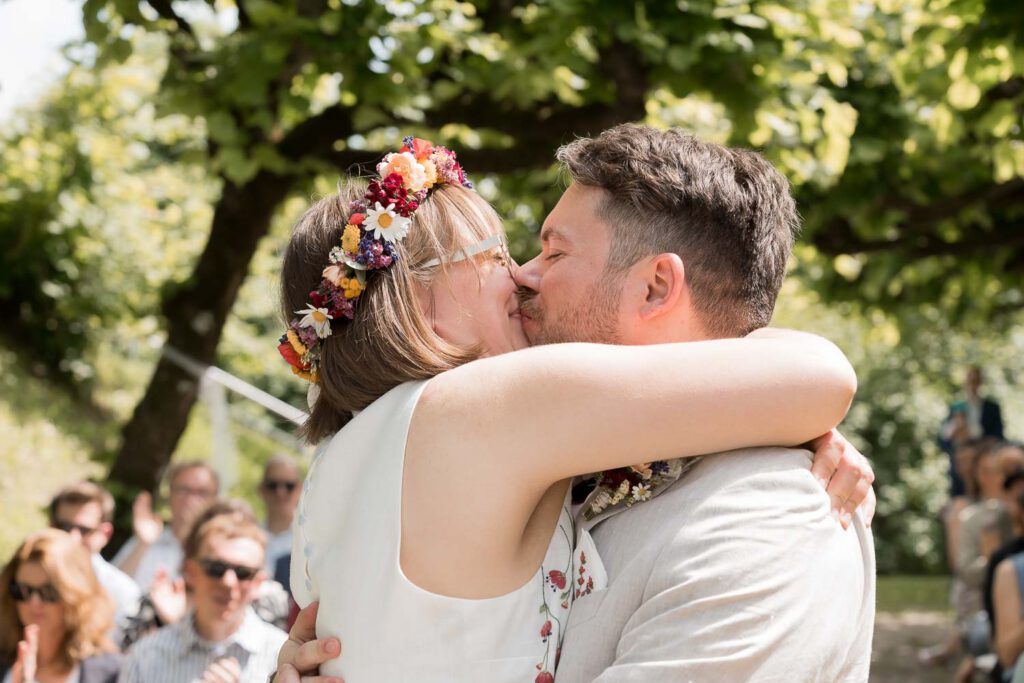 brautpaar kuss standesamtliche hochzeit michelsberg