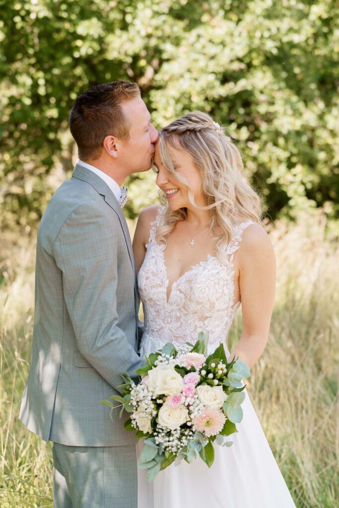 braeutigam kuesst braut auf stirn nuernberger land