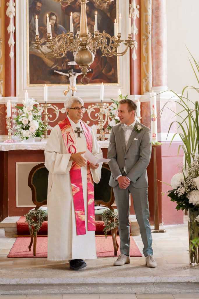 pfarrer mit braeutigam kirche pommelsbrunn