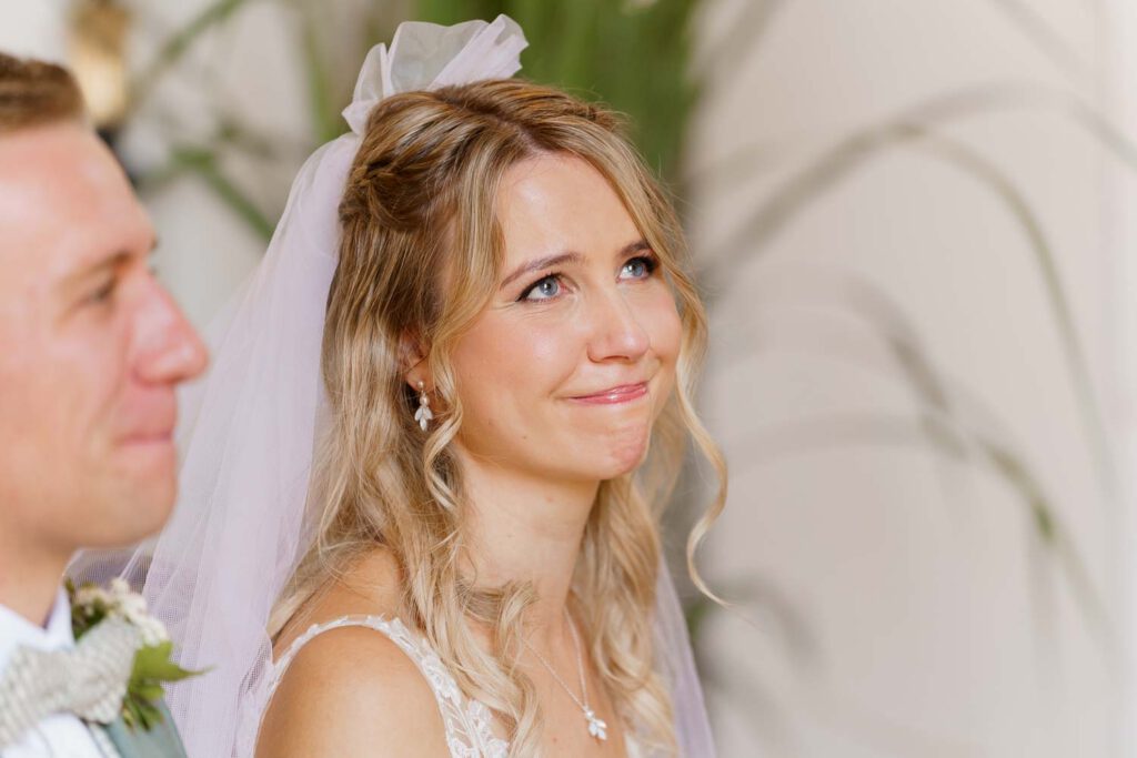 braut weint hochzeit kirche pommelsbrunn