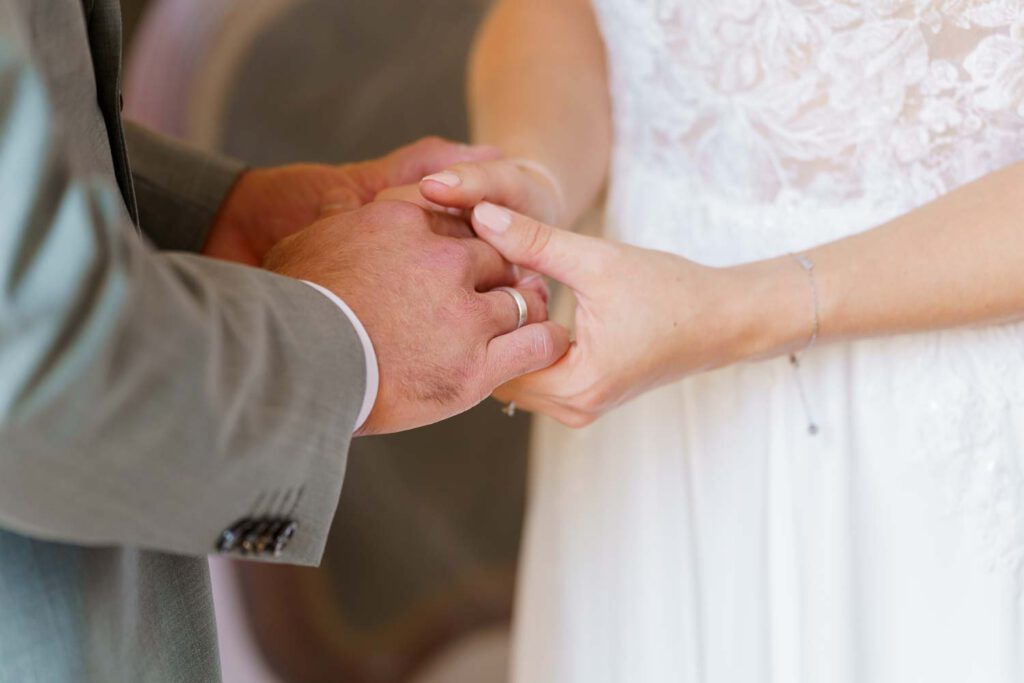 kirchliche trauung pommelsbrunn brautpaar haende