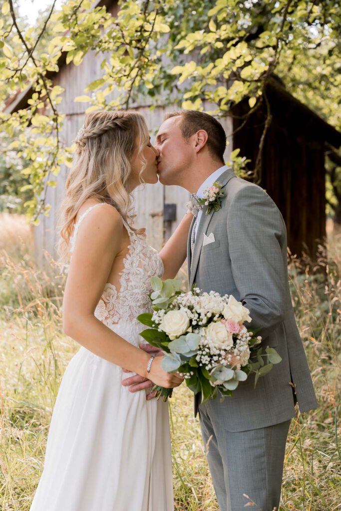 brautpaar kuss scheune nuernberger land