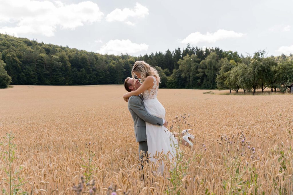 brautpaarshooting getreidefeld pommelsbrunn