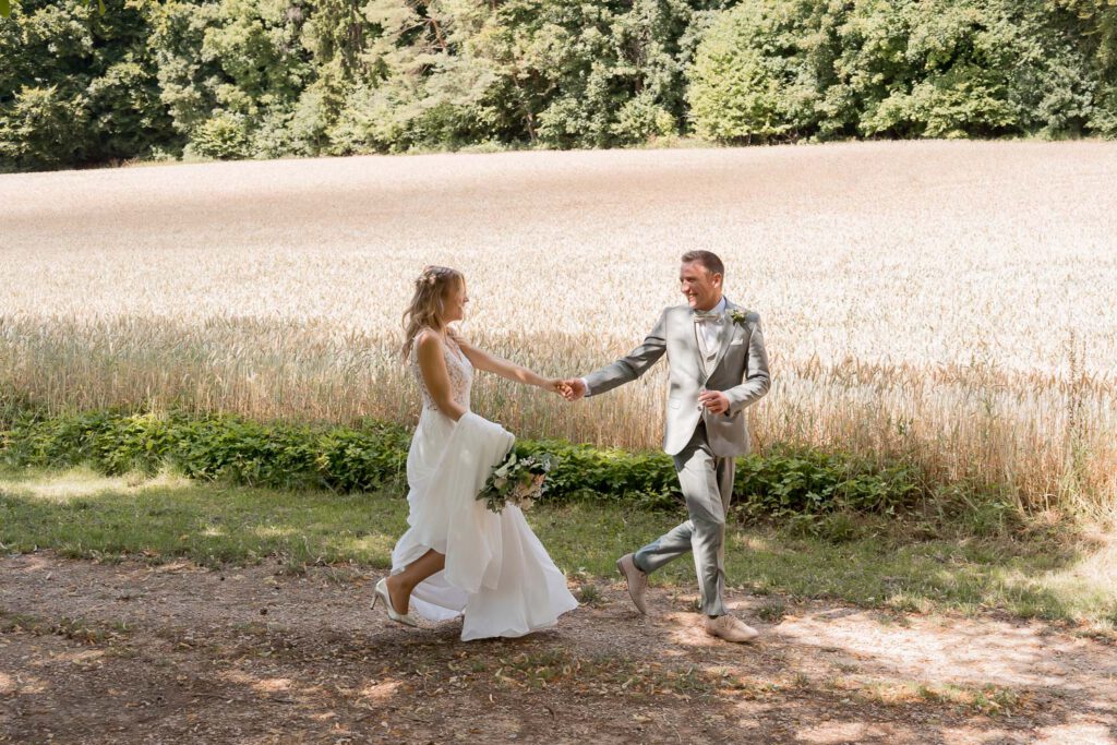 brautpaar rennt felder pommelsbrunn