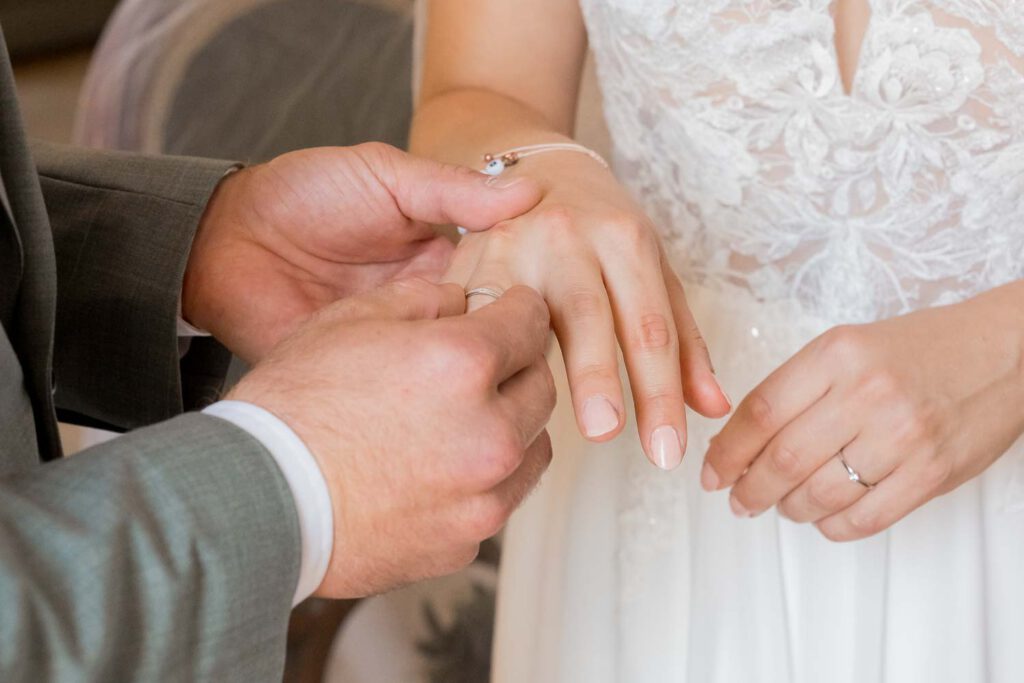 ring anstecken kirchliche trauung pommelsbrunn