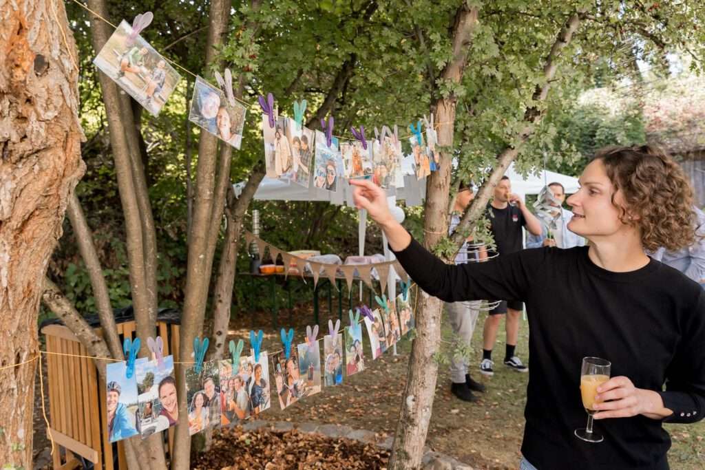 braut mit postkarten feier hochzeit