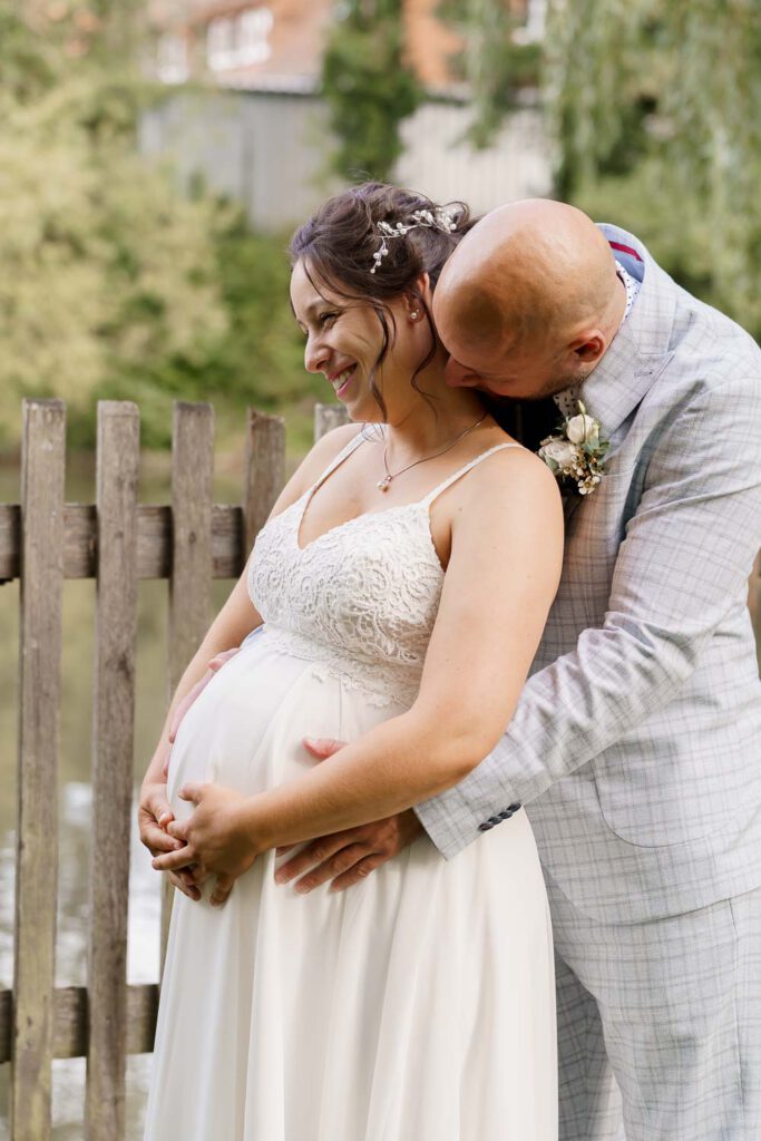 brautpaar kuss babybauch shooting