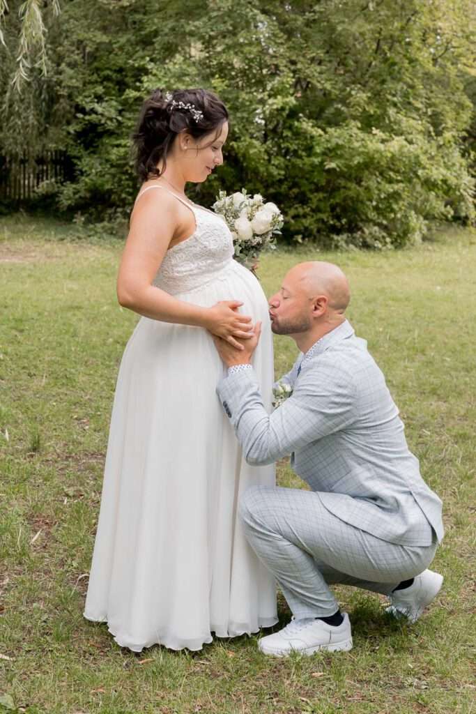brautpaar kuss auf babybauch