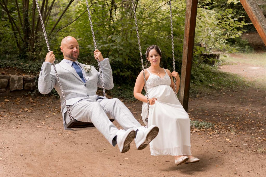 brautpaar schaukel barthpark lauf