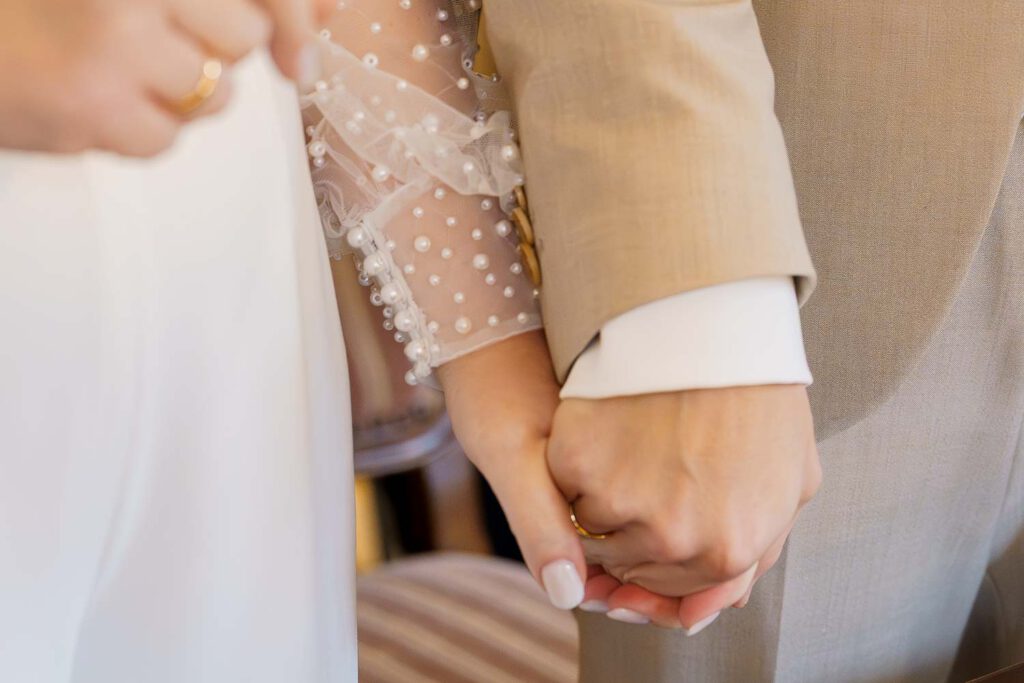 haende brautpaar trauung kirchensittenbach