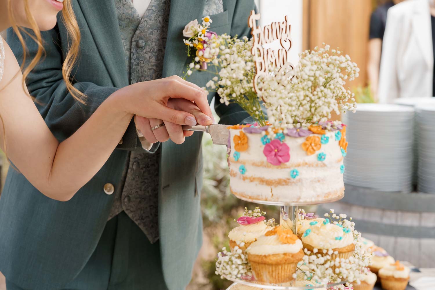 hochzeitstorten anschnitt am scherauer hof – Hochzeitsfotograf Britta Henselmann
