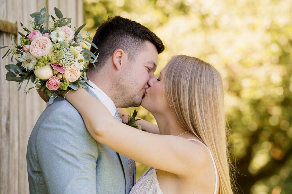 brautpaar hochzeit kuss scheune