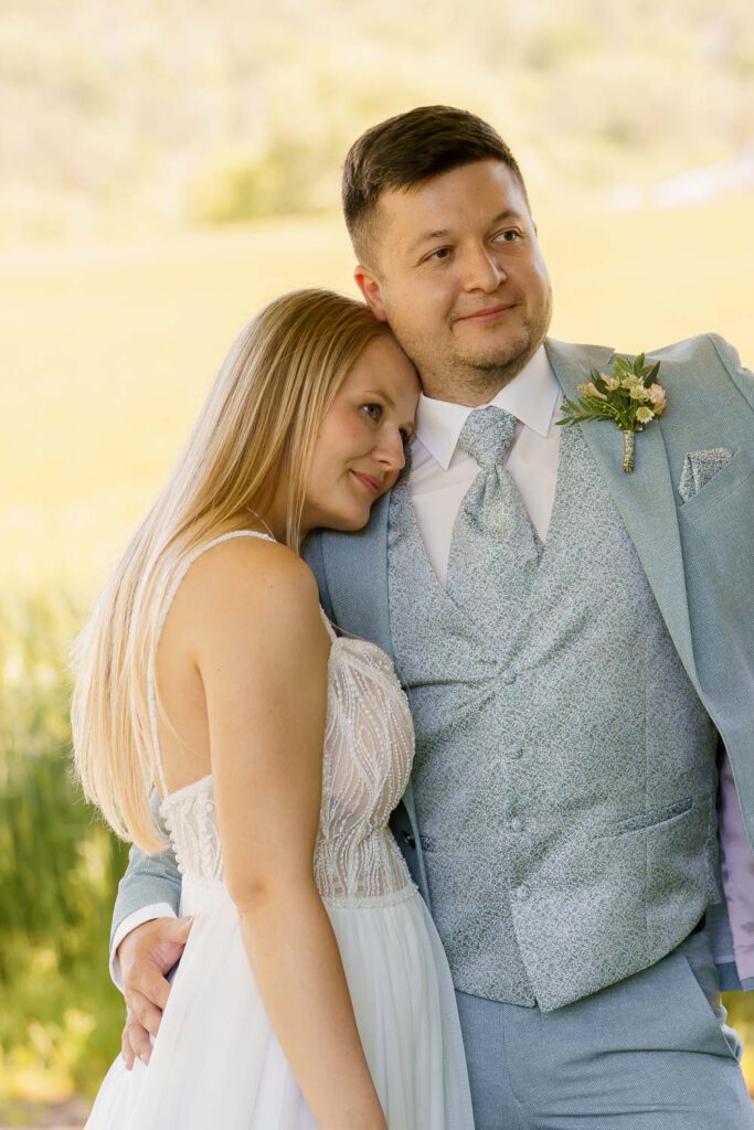 hochzeit brautpaar kopf auf schulter